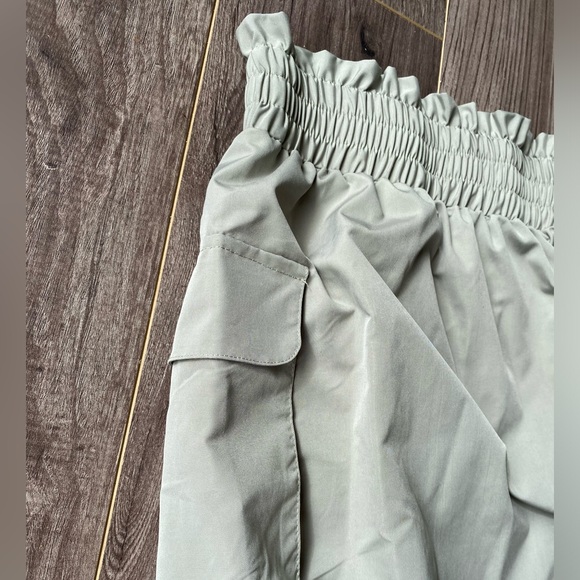 3/$30 SHEIN army green cargo skirt w/ side pockets - Picture 4 of 9
